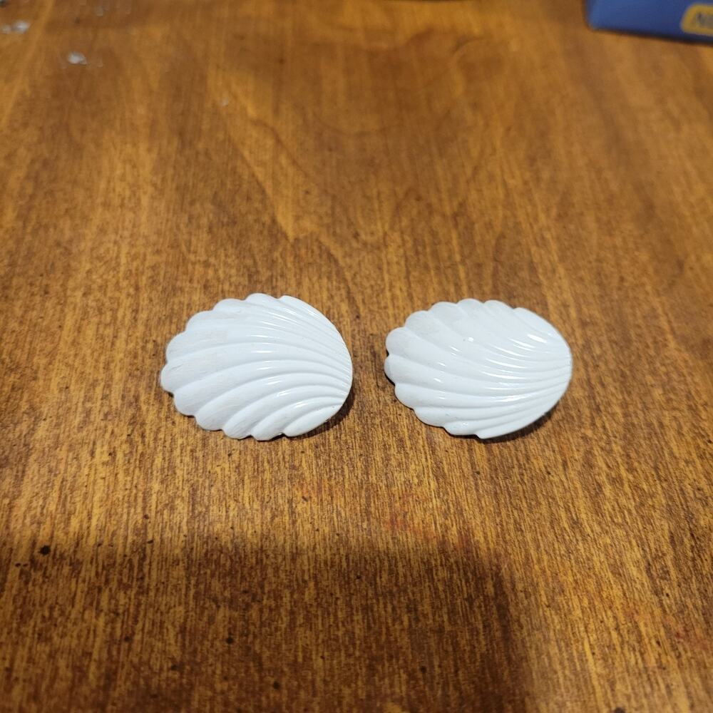 Vtg Nautical Clam Shell White Scalloped Post Enamel Earrings Beachy 1‎ 1/8”